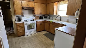 Een microgolfoven, een oven, een kookplaat, een vaatwasser