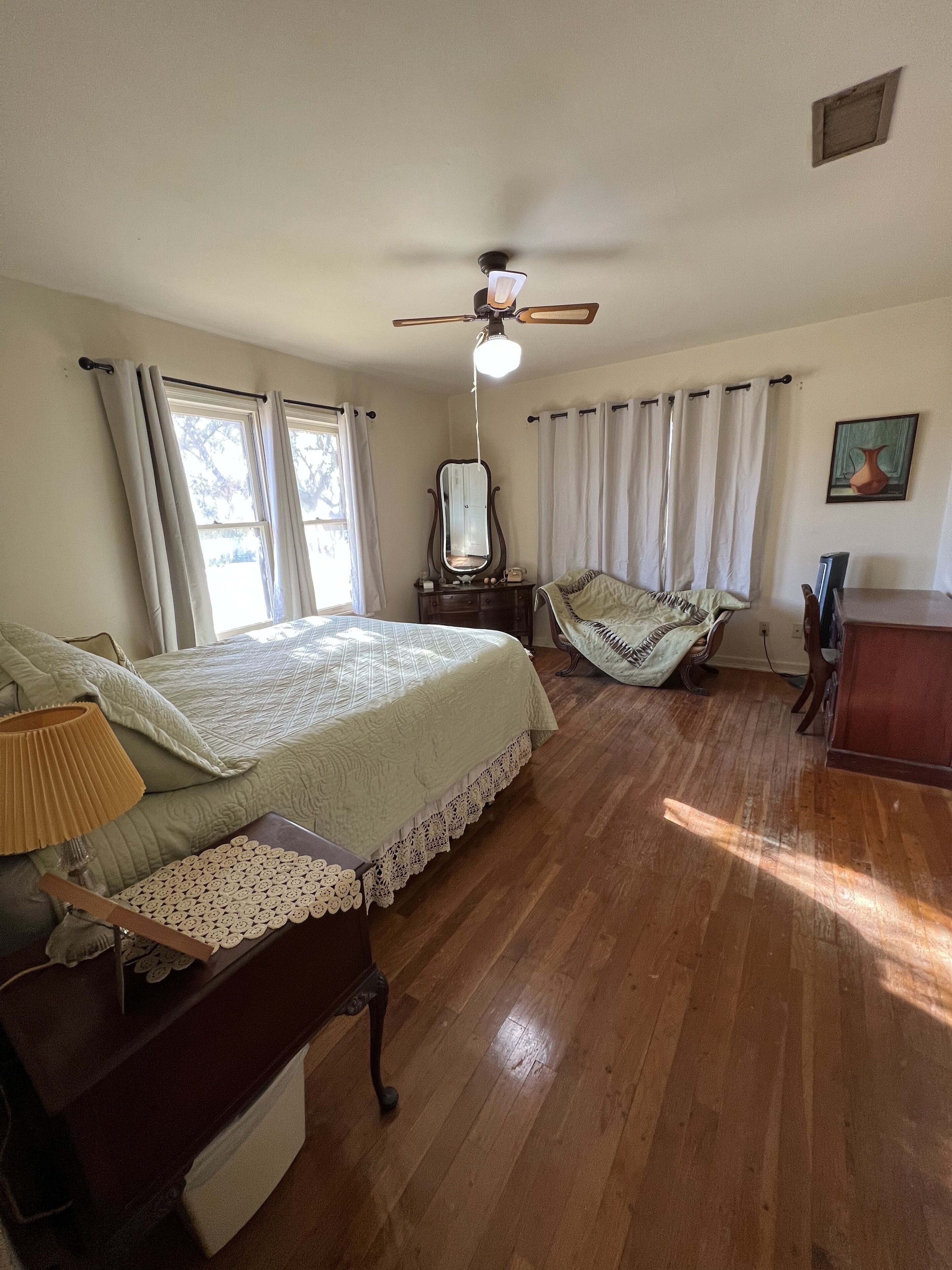 3 habitaciones, tabla de planchar con plancha, wifi y ropa de cama 