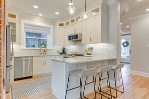 Fridge, microwave, stovetop, dishwasher - Hot Tub, Fire Pits: Ideally Located Denver Home! (Denver)