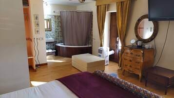 Deluxe Double Room, 1 King Bed | Free WiFi
