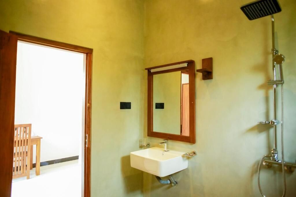 Habitación doble Deluxe | Baño | Amenidades de baño gratuitas y batas 