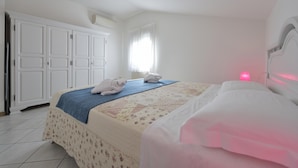 A bedroom with a bed, a wardrobe, and a window with curtains. - Trilo Mina 4 in Gabicce Mare (Cattolica)