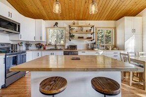 Kylskåp, mikrovågsugn, ugn och spishäll