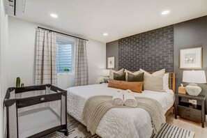 3 bedrooms, travel crib, WiFi, bed sheets