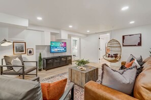 TV - Sundance Retreat! 2 King Beds, Downtown & Kitchen (Colorado Springs)
