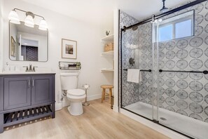 Shower, hair dryer, towels, shampoo - Sundance Retreat! 2 King Beds, Downtown & Kitchen (Colorado Springs)