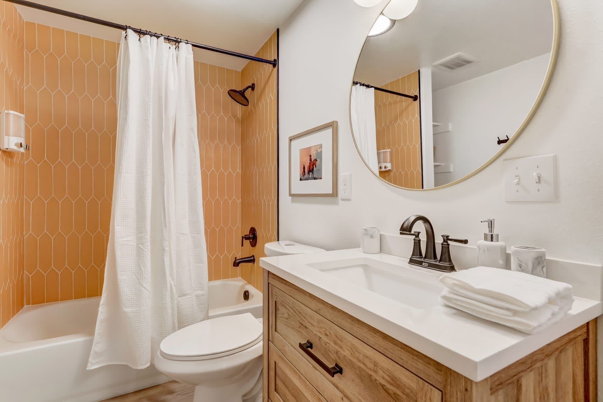 Un baño con ducha, inodoro y lavamanos.