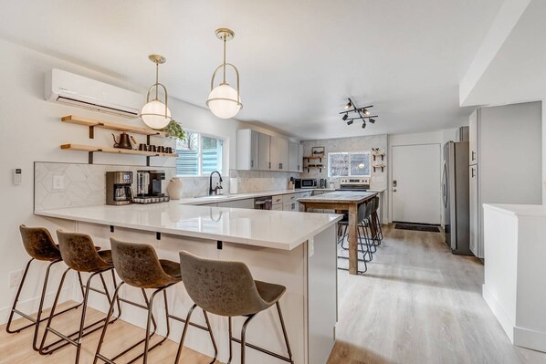 Kühlschrank, Mikrowelle, Ofen, Herdplatte