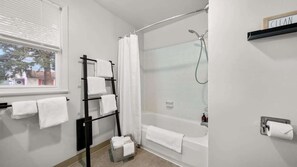Bruser, hårtørrer, håndklæder, Shampoo