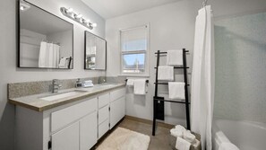 Douche, sèche-cheveux, serviettes fournies