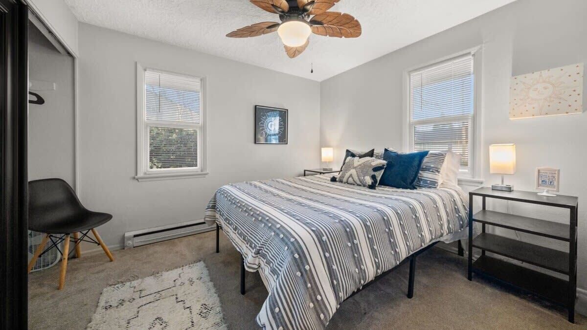 2 quartos, escrivaninha, ferros/tábuas de passar roupa, berço de viagem