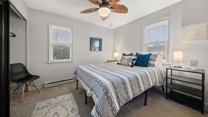 2 chambres, bureau, fer et planche à repasser, lit parapluie