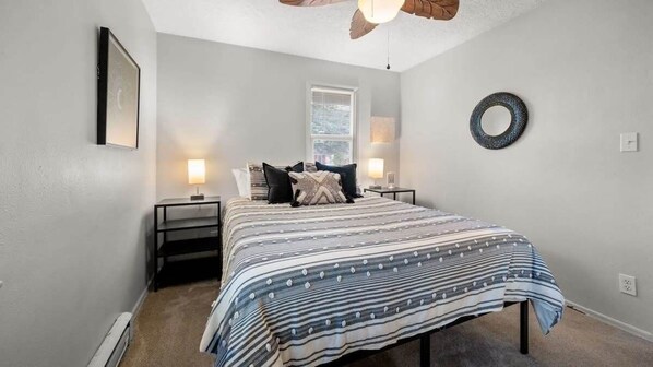 2 chambres, bureau, fer et planche à repasser, lit parapluie