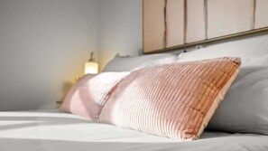 2 habitaciones, escritorio y tabla de planchar con plancha