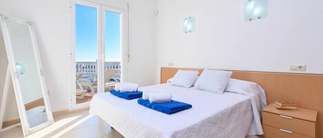 3 عدّة غرف نوم ومكواة/لوح كي وواي فاي وملاءات أسرّة