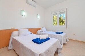 2 室のベッドルーム、アイロン / アイロン台、WiFi、ベッドシーツ