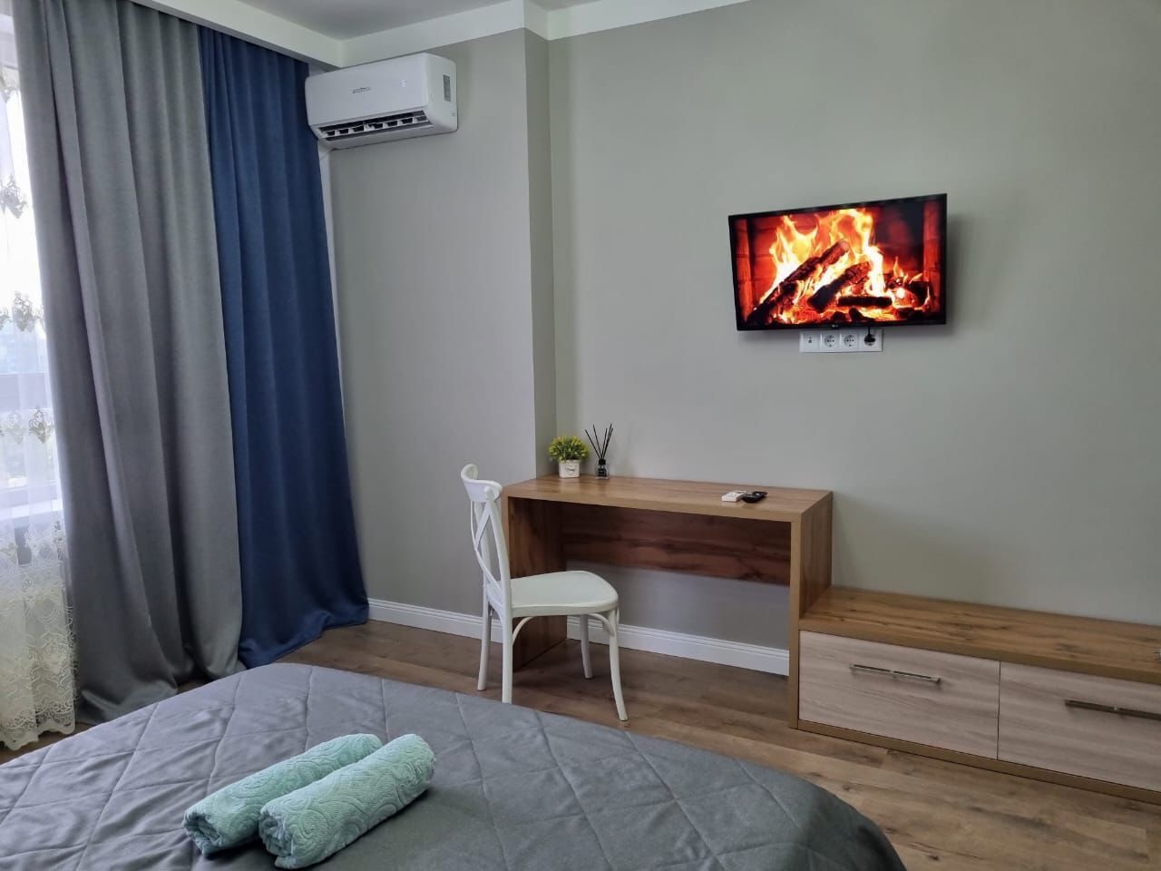 1 dormitorio, tabla de planchar con plancha, wifi y ropa de cama