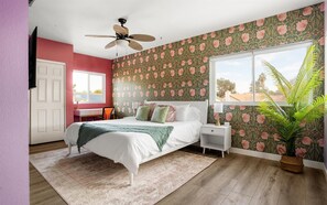 5 Schlafzimmer, Schreibtisch, Bügeleisen/Bügelbrett, Reisekinderbett