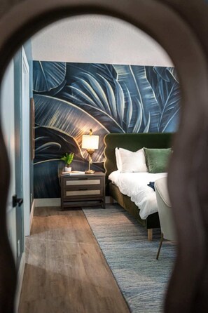 4 عدّة غرف نوم ومكتب ومكواة/لوح كي وسرير سفر