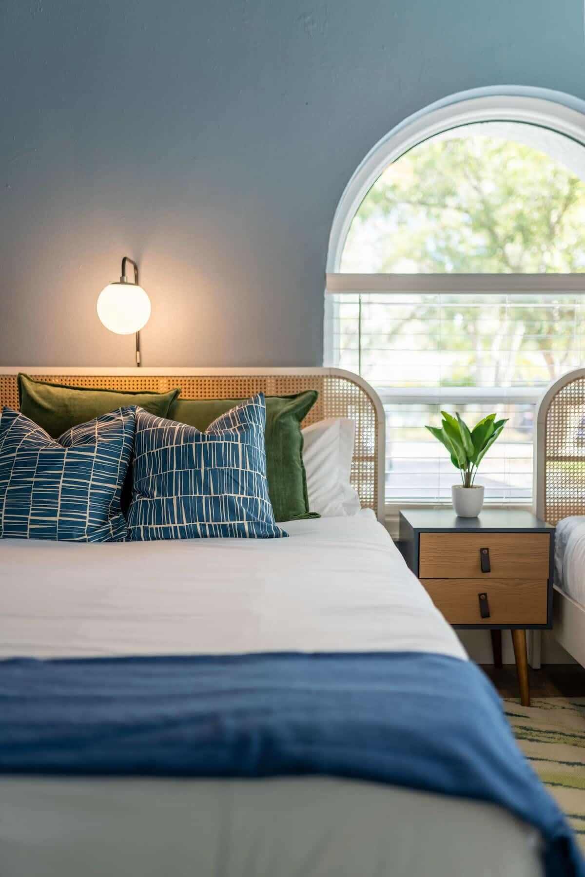 4 室のベッドルーム、デスク、アイロン / アイロン台、旅行用ベビーベッド