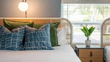 4 soverom, skrivebord, strykejern/-brett og reiseseng for barn