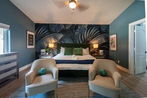 4 室のベッドルーム、デスク、アイロン / アイロン台、旅行用ベビーベッド