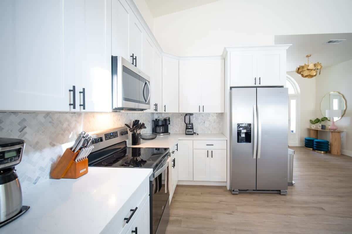 Refrigerador, microondas, horno y parrilla de estufa 