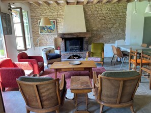 TV, fireplace, books - La Clémendière : un Paradis Caché (Chailly-en-Gâtinais)