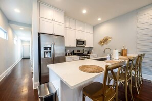 Fridge, microwave, stovetop, dishwasher - Indy Elegance w King Beds, Office & Parking (Indianapolis)