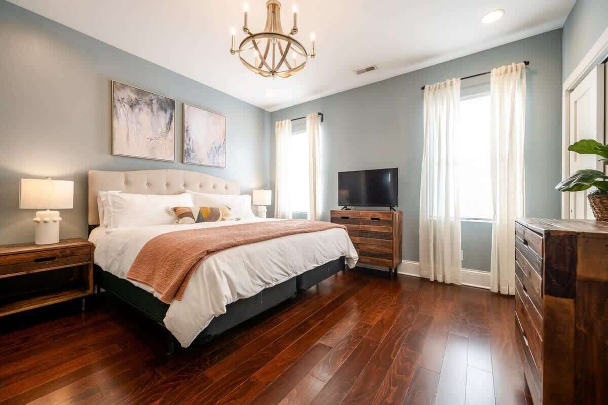 2 slaapkamers, een bureau, een strijkplank/strijkijzer, wifi