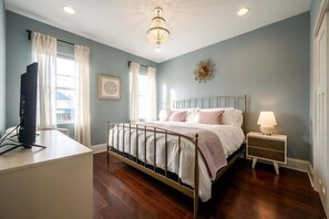 2 bedrooms, desk, iron/ironing board, WiFi - Indy Elegance w King Beds, Office & Parking (Indianapolis)