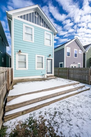 Exterior - Indy Elegance w King Beds, Office & Parking (Indianapolis)