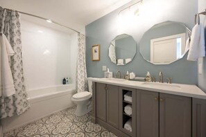 Douche, sèche-cheveux, serviettes fournies, shampoing