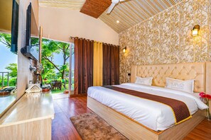 Un dormitorio con una cama grande, televisión y vistas al exterior.