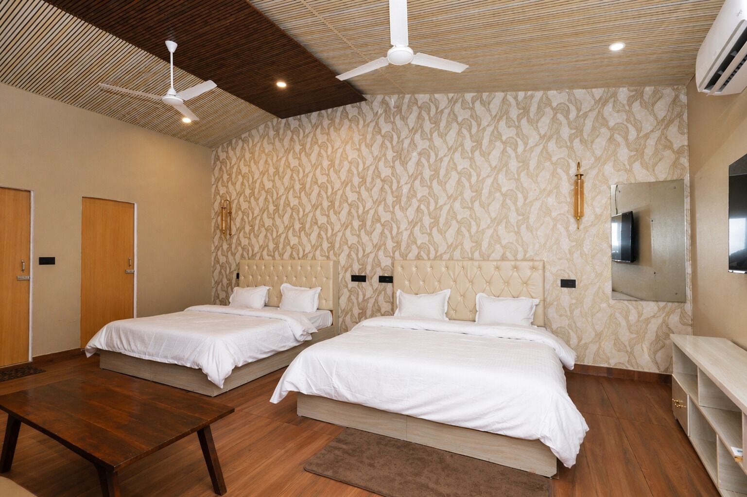 Royal Room | Premium bedding, pillowtop beds, individually furnished, soundproofing