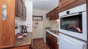 Kühlschrank, Ofen, Herdplatte, Geschirrspüler