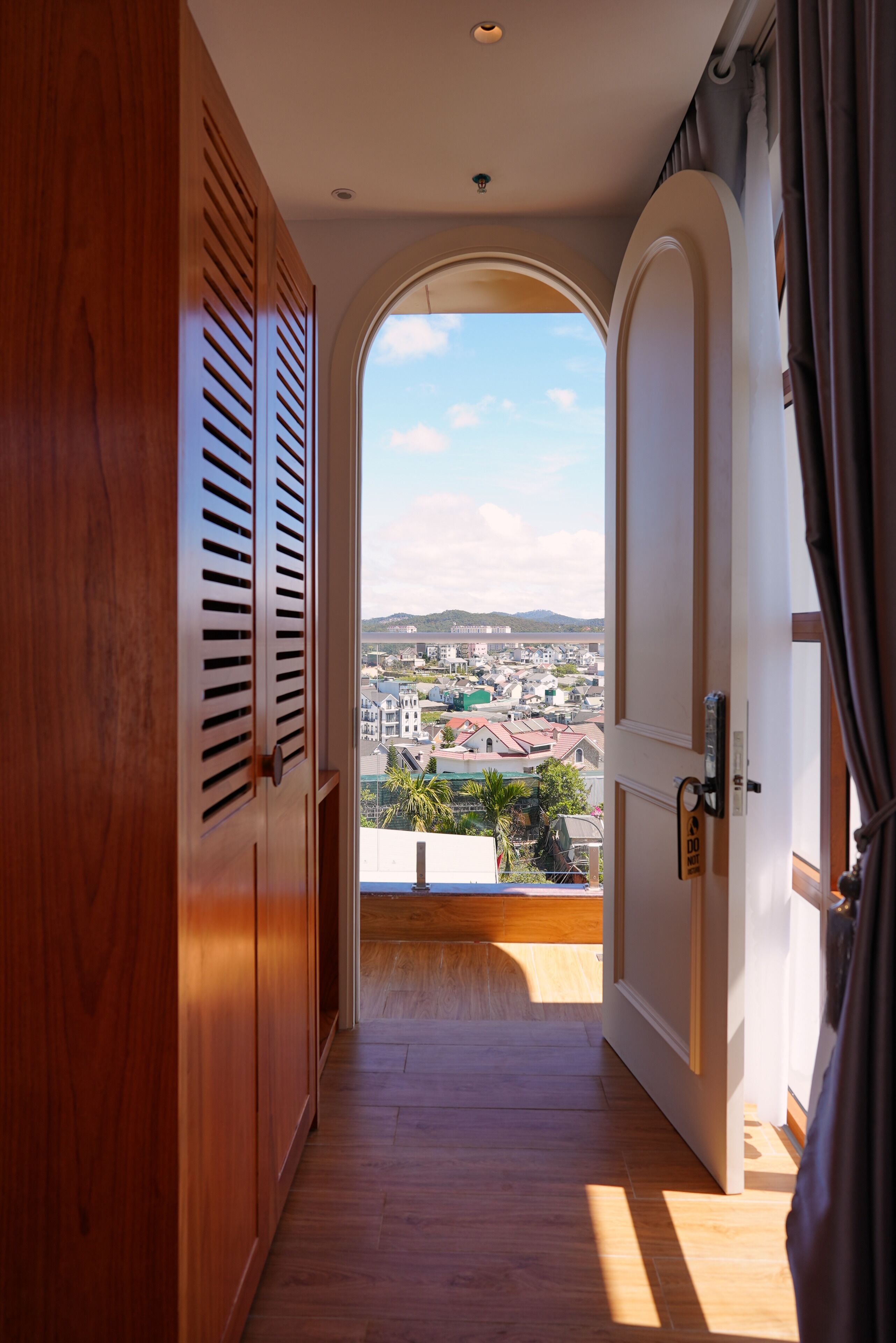 Un couloir menant à un balcon d’où l’on peut admirer la vue sur la ville.