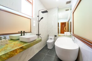 Familienzimmer, Stadtblick | Badezimmer | Regendusche, Designer-Toilettenartikel, Haartrockner, Bademäntel