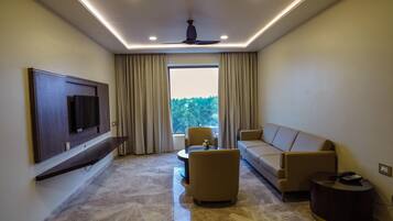 Caja de seguridad en la habitación y escritorio