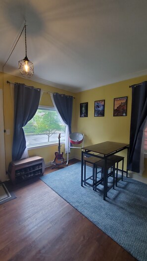 Interior - Delightful 2 bedroom in the heart of Montavilla. Just minutes to everything! (Portland)