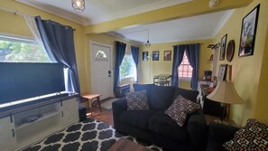 Smart TV, offices, printers - Delightful 2 bedroom in the heart of Montavilla. Just minutes to everything! (Portland)