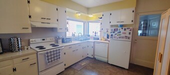 Delightful 2 bedroom in the heart of Montavilla. Just minutes to everything!