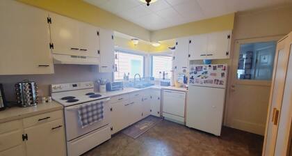 Delightful 2 bedroom in the heart of Montavilla. Just minutes to everything!