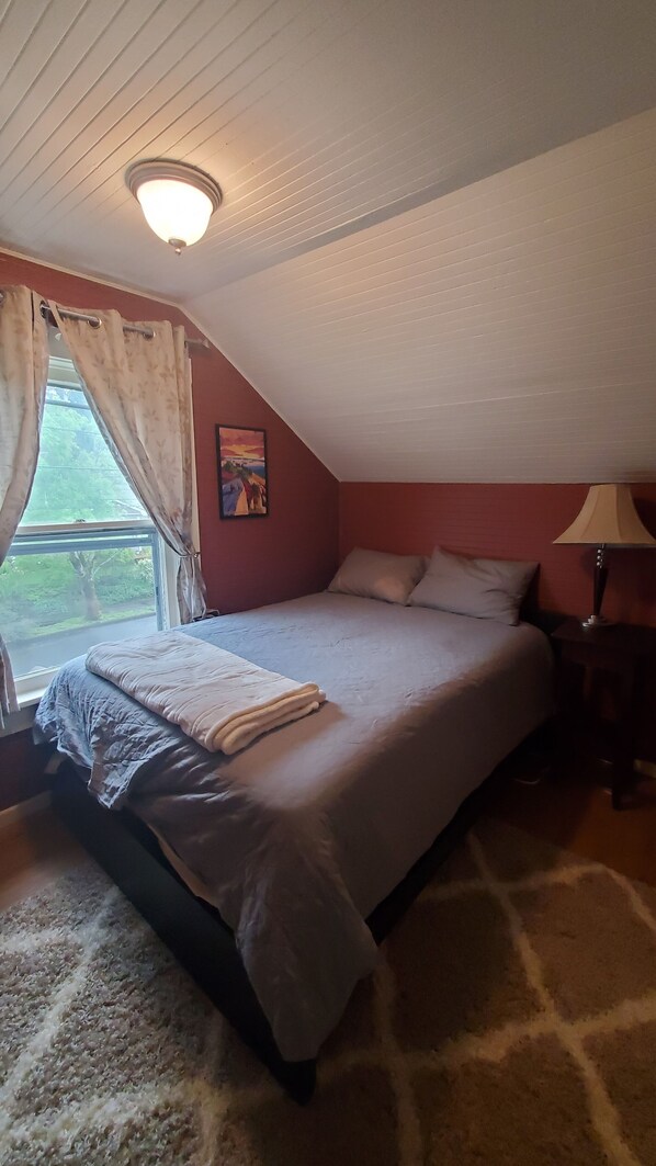 2 chambres, bureau, fer et planche à repasser, lit de bébé portatif