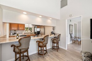 冷蔵庫、電子レンジ、オーブン、コンロ