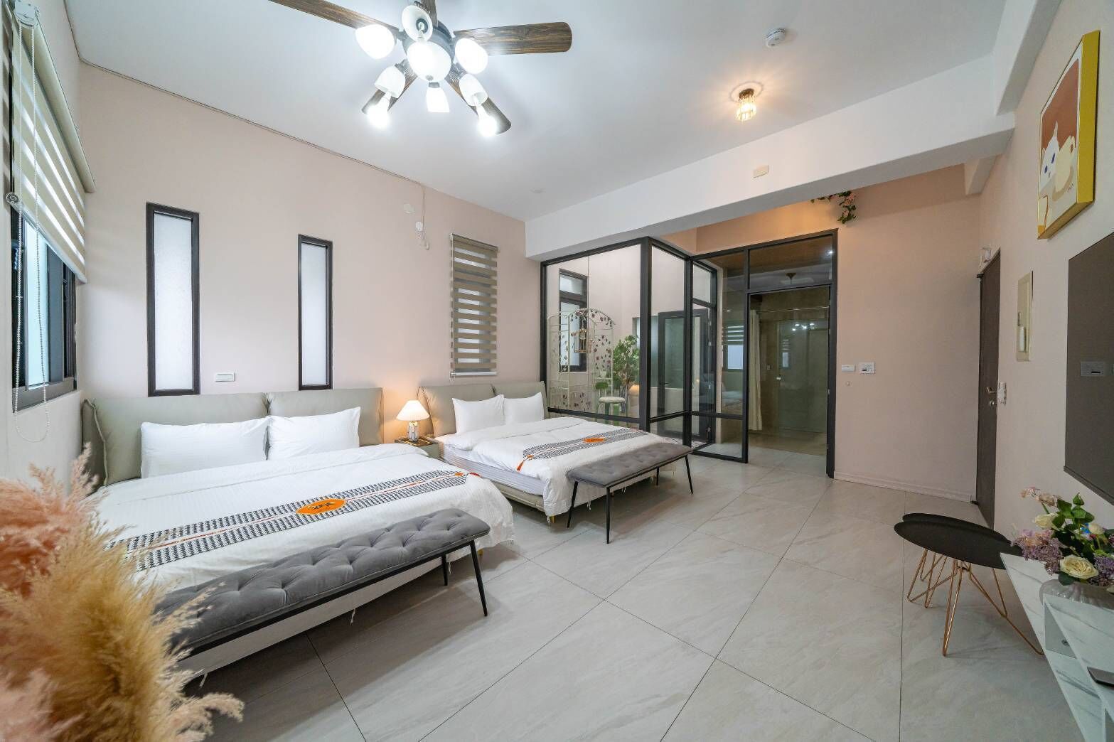 スーペリア 4 人部屋 | 客室ごとに異なる装飾、客室ごとに異なるインテリア、ノートパソコン用作業スペース、WiFi (無料)