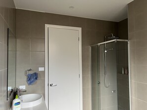 Dusj, hårføner, håndklær og såpe