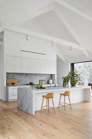 فرن، مائدة طعام