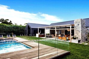  حمّام سباحة مُدفَّأ