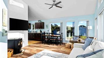 Smart-tv, een open haard, een dvd-speler en boeken